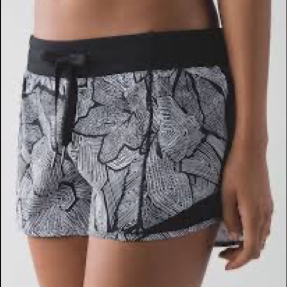 Lululemon Hotty Hot Long Dottie Tribe Black White Shorts. Size 4 - Picture 1 of 6